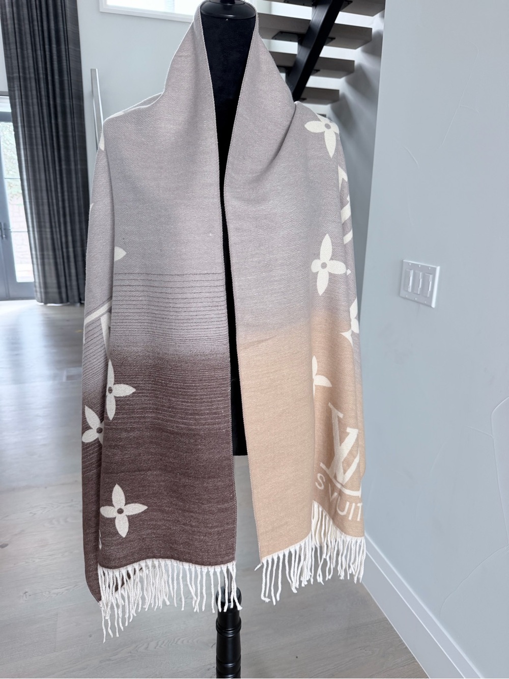 Louis Vuitton Gradient Taupe to Cream Monogram Cashmere Shawl81,5*24,5